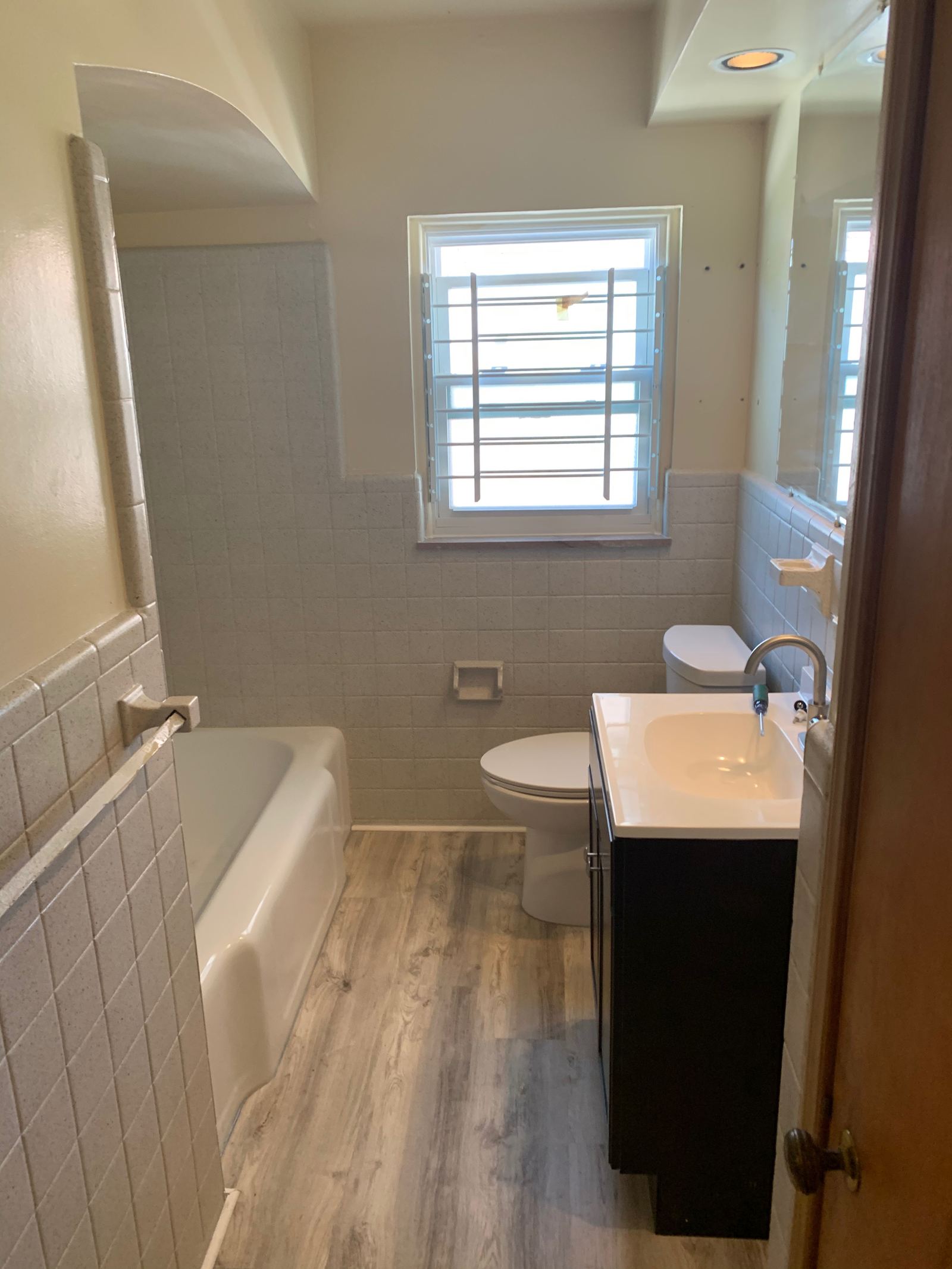 Freshly refinished bathtub and tile, Detroit Bath Remodelers